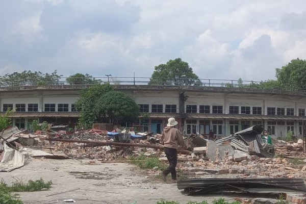 Pembongkaran Bangunan Liar di Kawasan Velodrome Sempat Diadang Warga
