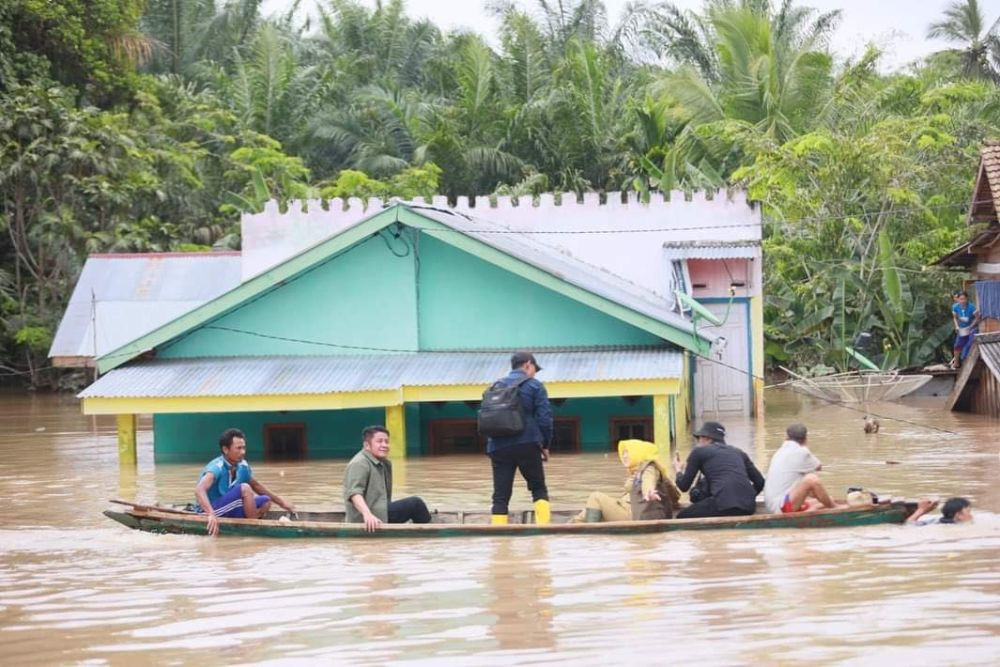Warga Korban Banjir di Musi Rawas Keluhkan Gatal-gatal dan Pusing