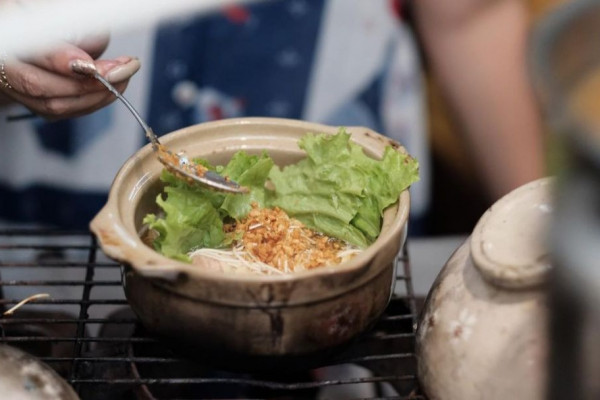 Pakai Tanah Liat untuk Wadah Makanan, Cici Claypot Digemari Gen Z