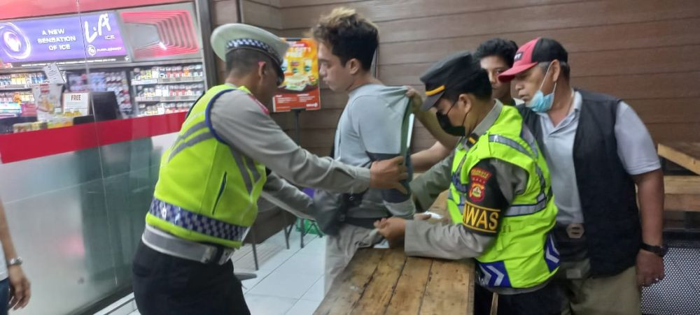 Pria Diduga Mabuk Pil Koplo Ngamuk di Minimarket Denpasar