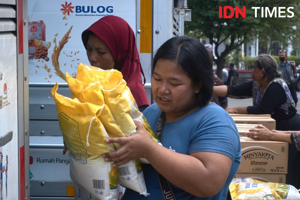 10 Potret Pedagang Serbu Operasi Pasar Jelang Ramadan di Semarang