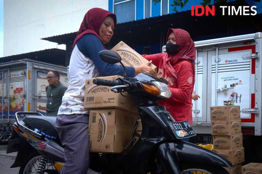 10 Potret Pedagang Serbu Operasi Pasar Jelang Ramadan di Semarang