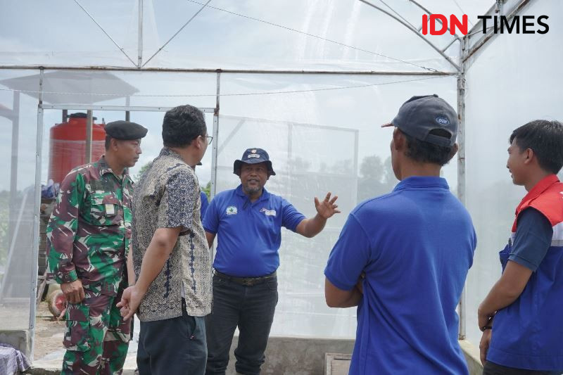 Petani di Desa Grimukti Dapat Bantuan 'Green House' hingga Panel Surya