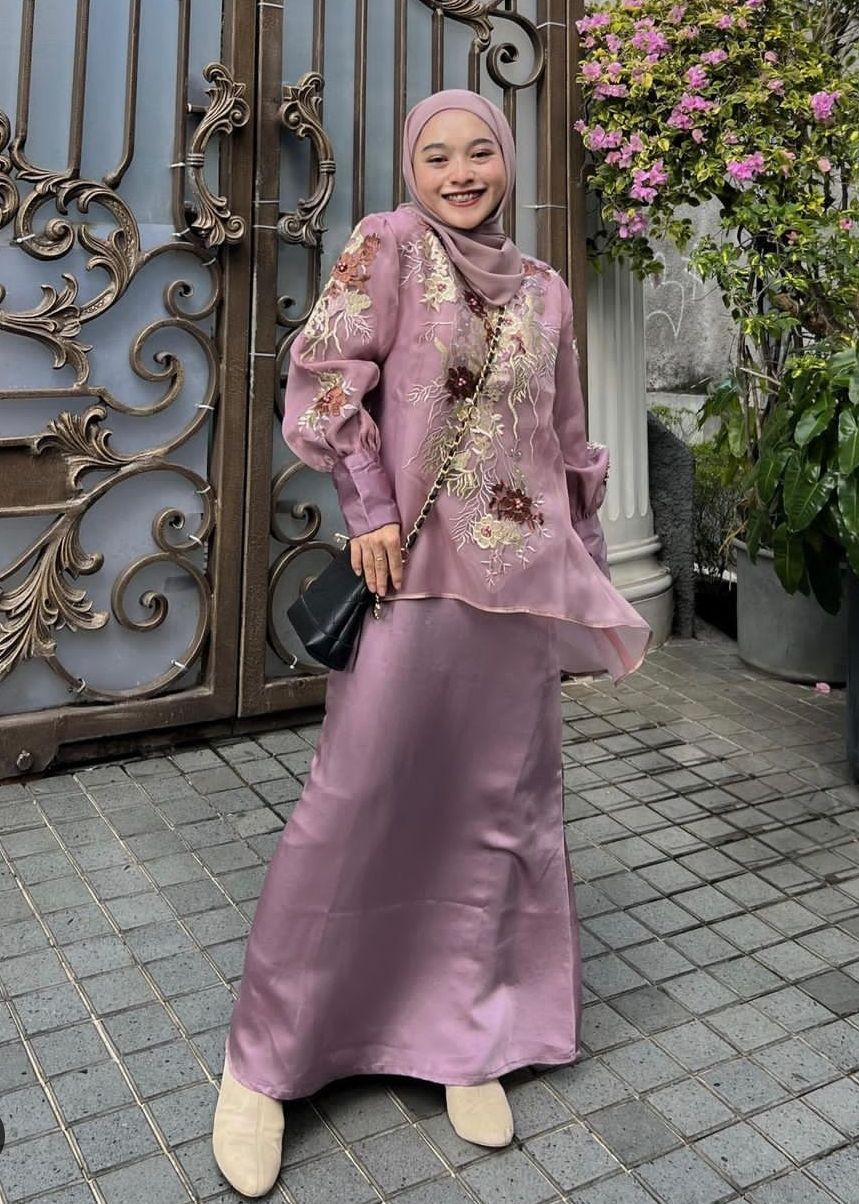 10 Ide OOTD Kondangan Hijab Ala Chichi Annisa, Classy!