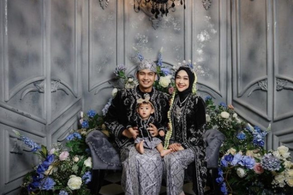 Persiapan Tedak Siten, Ini 10 Potret Keluarga Ria Ricis Berbusana Jawa