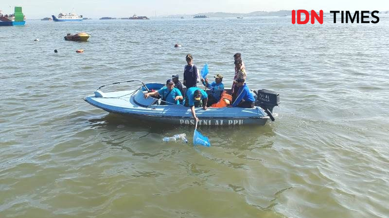 PT ASDP Balikpapan Lakukan 'Ocean Clean Up Day' di Penajam