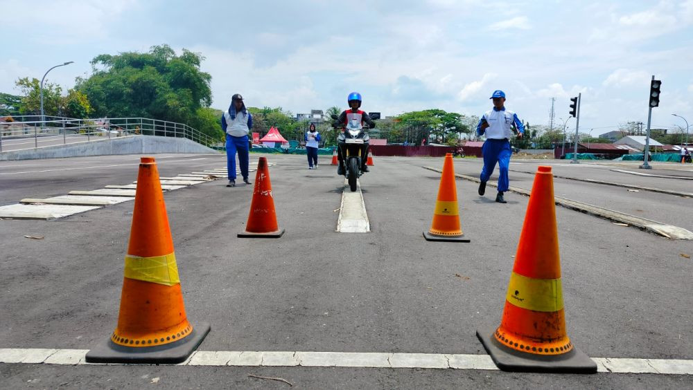 Honda Gandeng Mahasiswi Universitas Harapan Sosialisasi Safety Riding