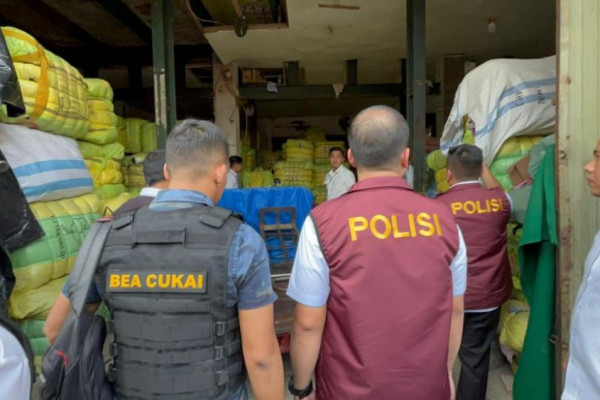 Bareskrim Polri Gerebek Gudang Pakaian Bekas di Pasar Senen dan Bekasi