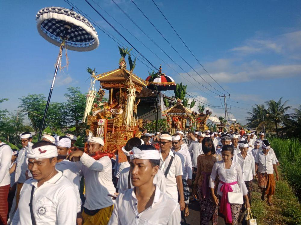 Melihat Prosesi Melasti di Desa Adat Banjarangkan Bali