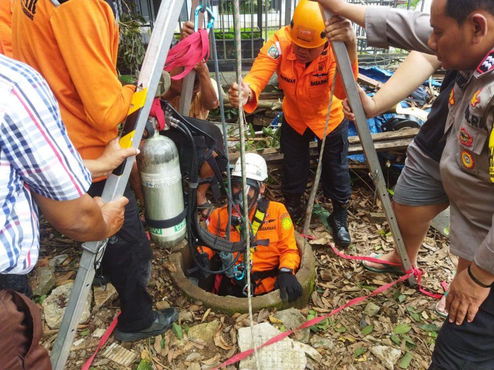 Suyono Kecemplung Sumur Saat Potong Ranting, Syukurlah Masih Selamat