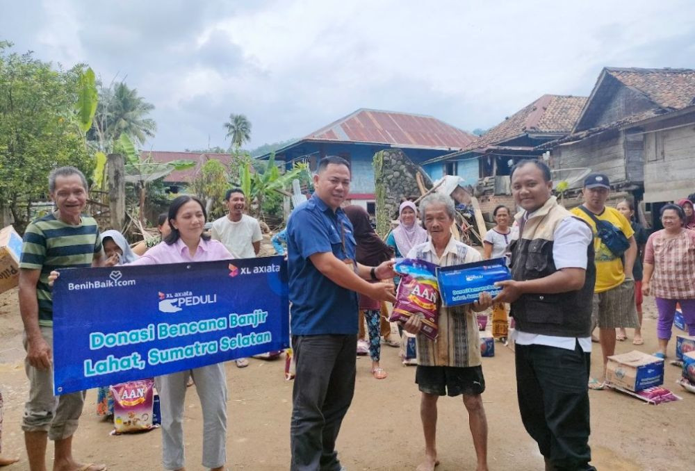XL Axiata Bantu Korban Banjir Lampung Barat dan Lahat