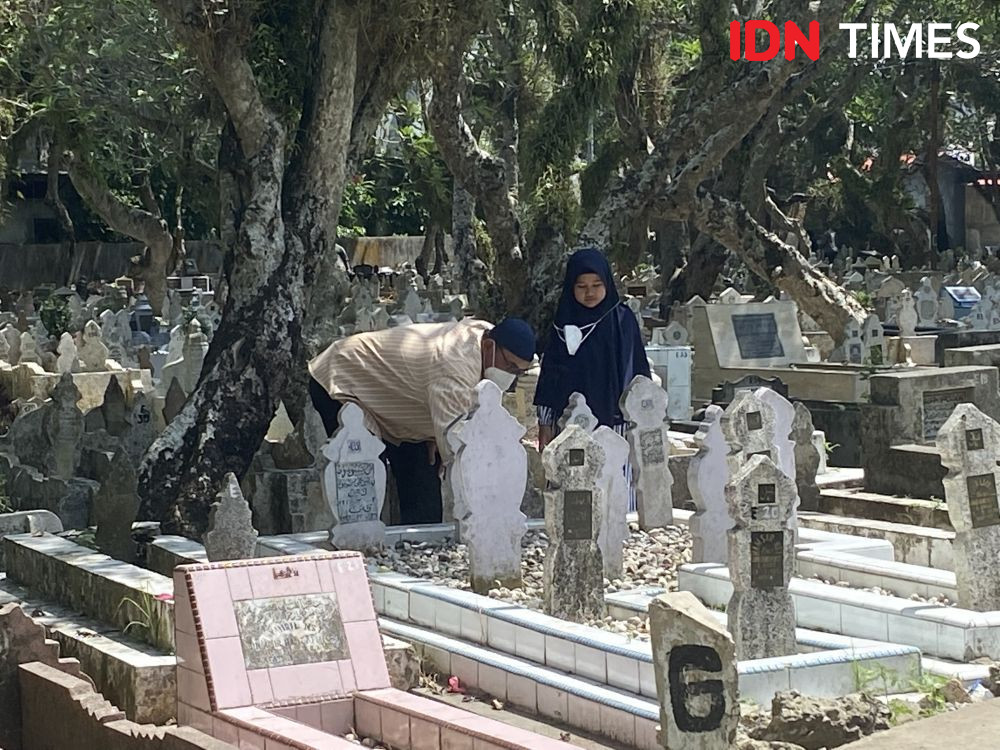 H-1 Ramadan, Pemakaman Mandailing Masih Dipadati Peziarah