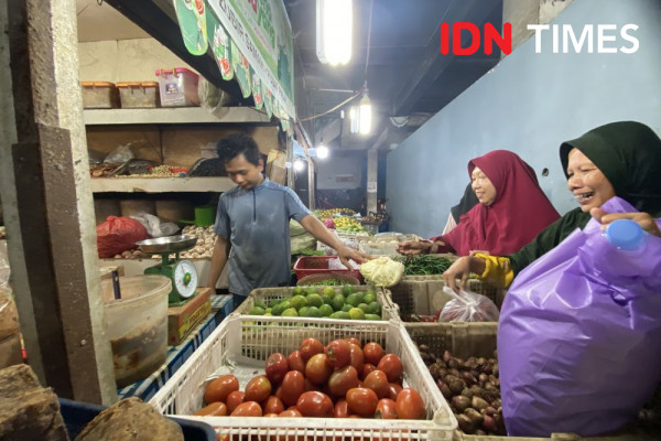 Pasar Kampung Lalang Padat, Harga Cabai hingga Bawang Turun