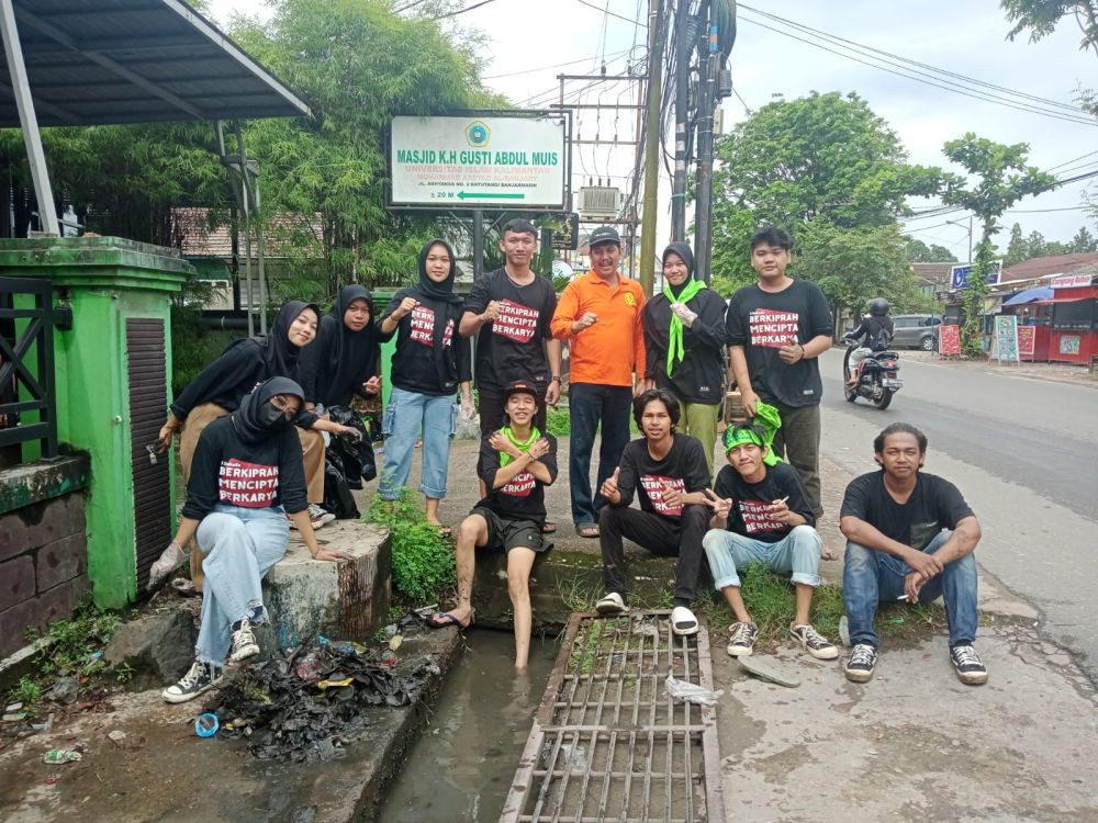 Hari Air Sedunia, Mahasiswa di Banjarmasin Bersihkan Drainase