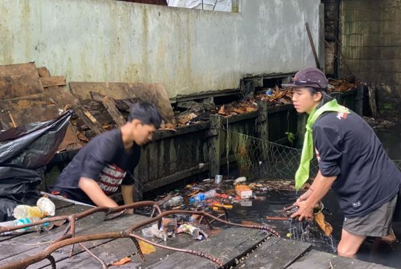 Hari Air Sedunia, Mahasiswa di Banjarmasin Bersihkan Drainase