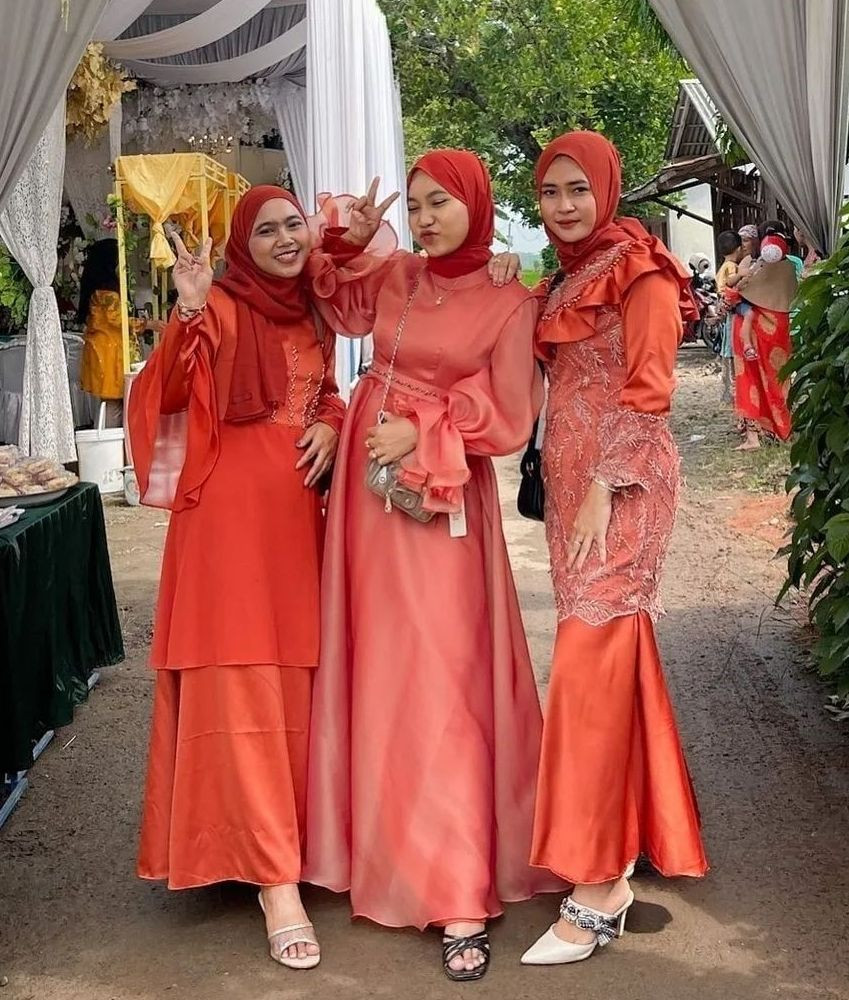 10 Referensi Style Bridesmaid Warna Oranye, Cetar Abis!