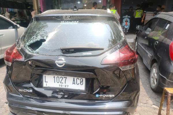 Hari Pertama Puasa, Asyik Ngopi Diseruduk Mobil Listrik