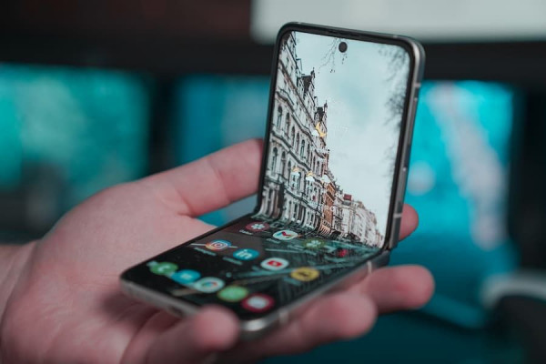 8 Rekomendasi HP Android Terbaik 2023: Spesifikasi dan Harga