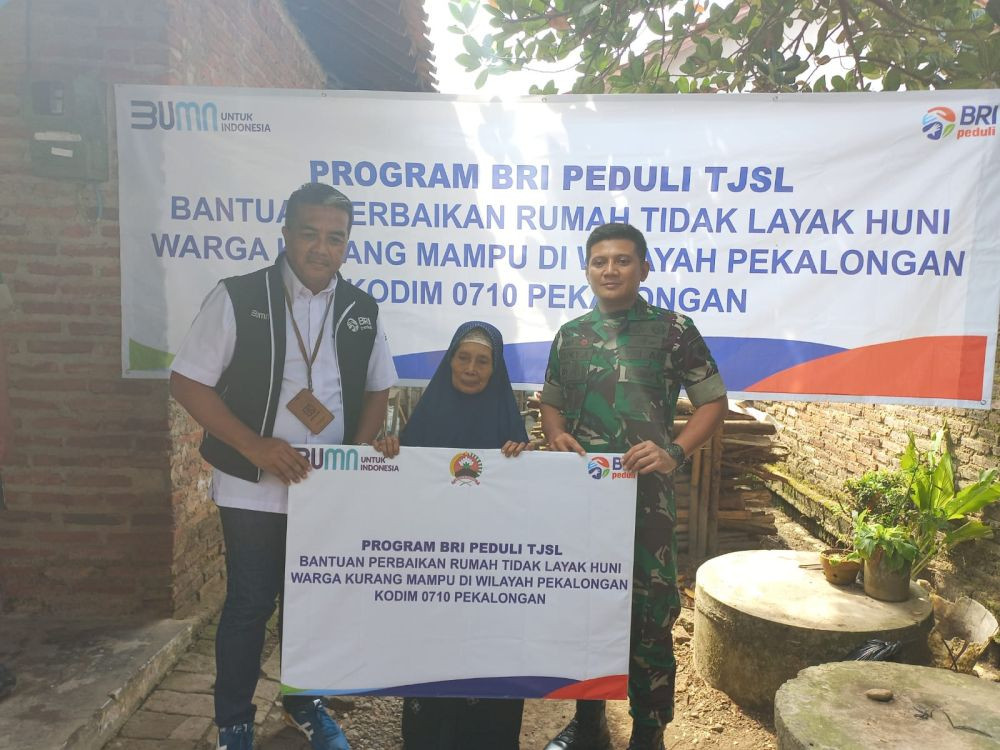 BRI Peduli Renovasi Rumah Warga dan Janda Miskin di Pekalongan   