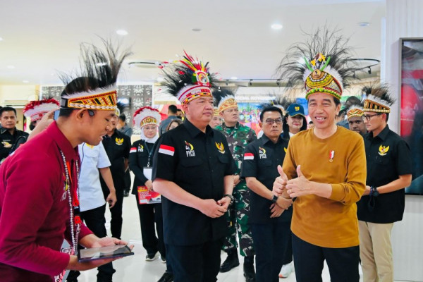 Jokowi Lirik Aplikasi Kelola Sampah Containder di Papua Youth Creative