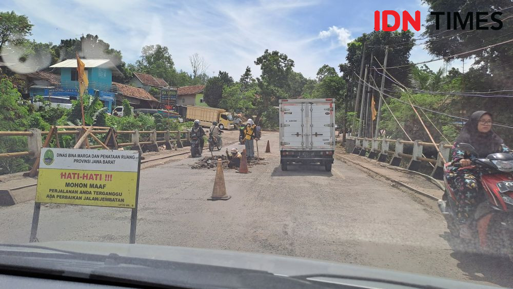 Jalan Sadang-Subang Rusak, Gubernur Dikritik Lagi di Spanduk