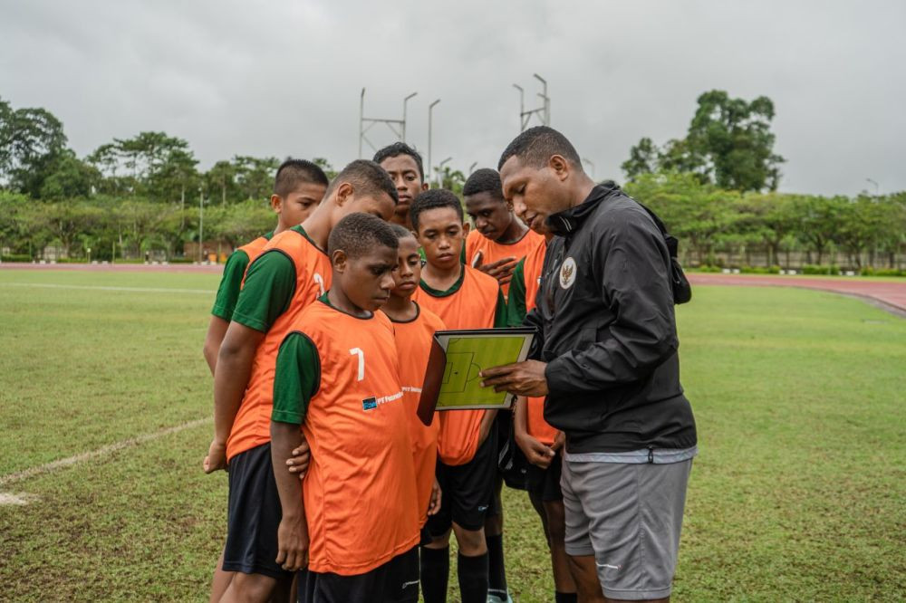 Mencetak Pesepak Bola Bertalenta di Timur Indonesia