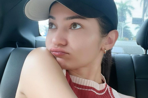 Dibilang Tua sama Netizen, 10 Potret Enzy Storia yang Super Ekspresif