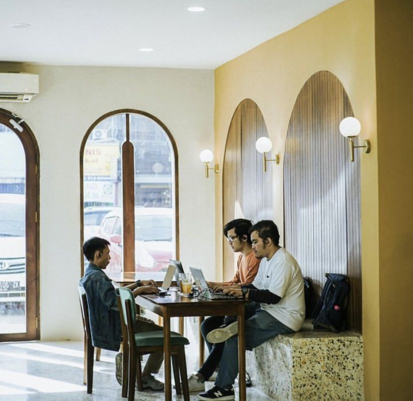 Mengintip Kafe Estetik Berkonsep Eropa Klasik di Aprior Haus Medan