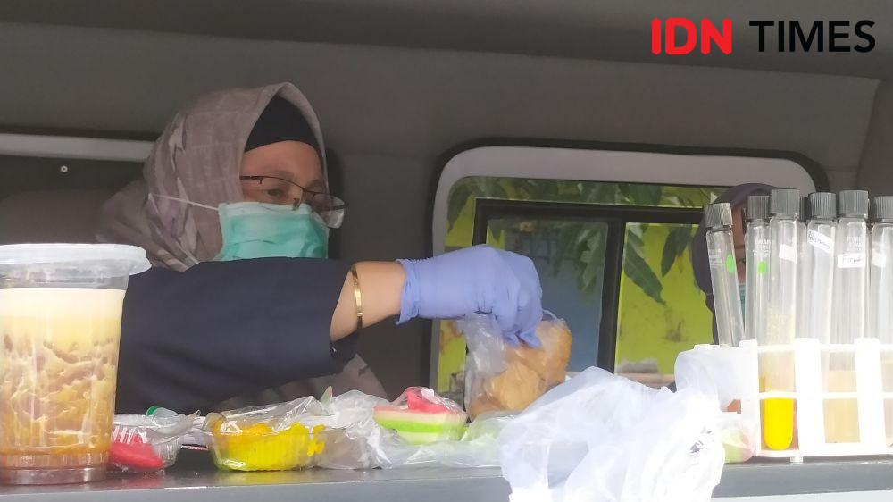 BPOM Makassar Uji Cepat Takjil Pakai Mobil Lab Keliling