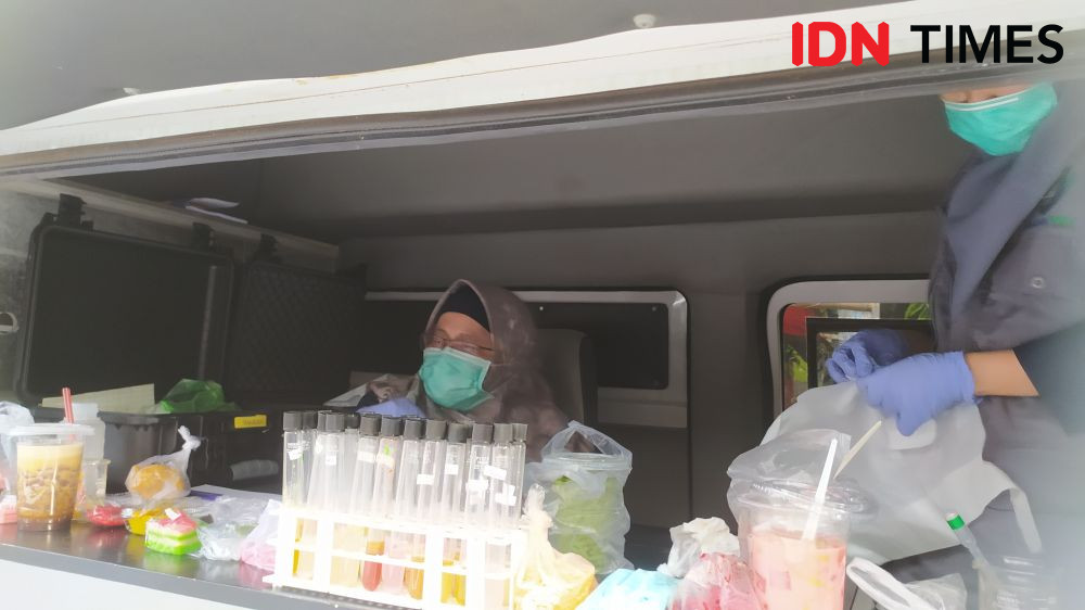 BPOM Makassar Uji Cepat Takjil Pakai Mobil Lab Keliling