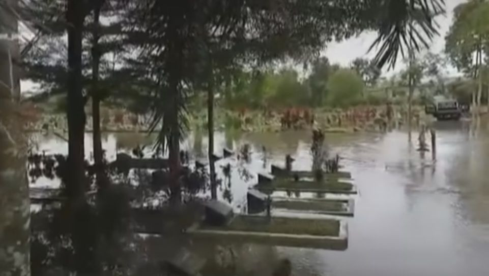 TPU Kebun Bunga Palembang Terendam Banjir Usai Hujan 5 Jam 