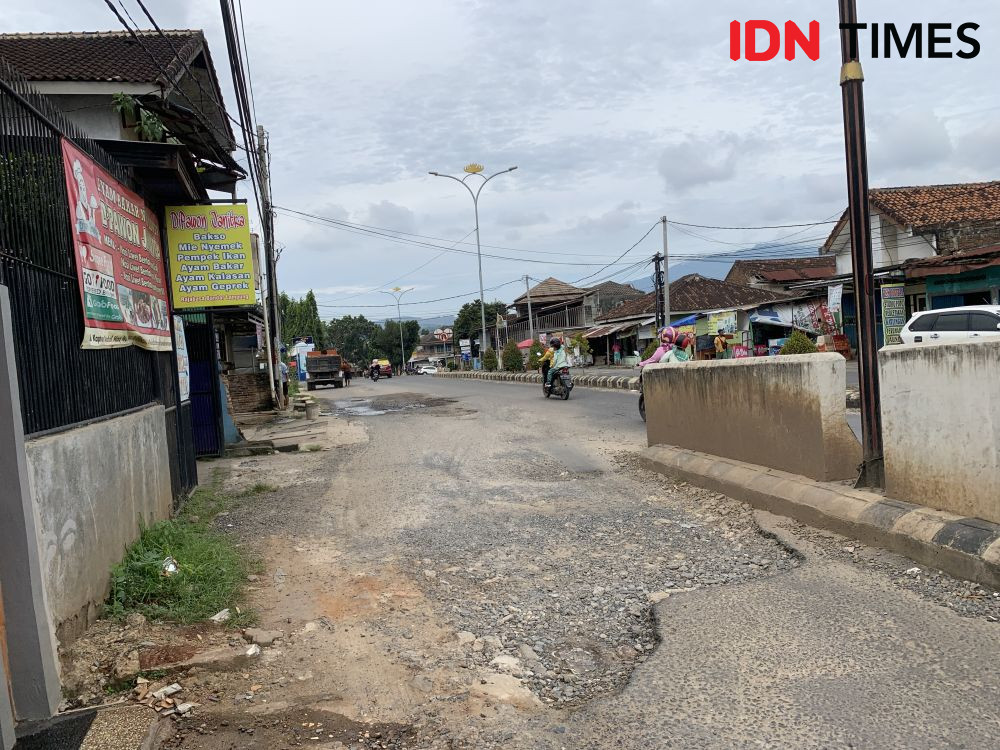 Diduga Sistem Drainase Buruk, Jalan Bandar Lampung Mudah Rusak