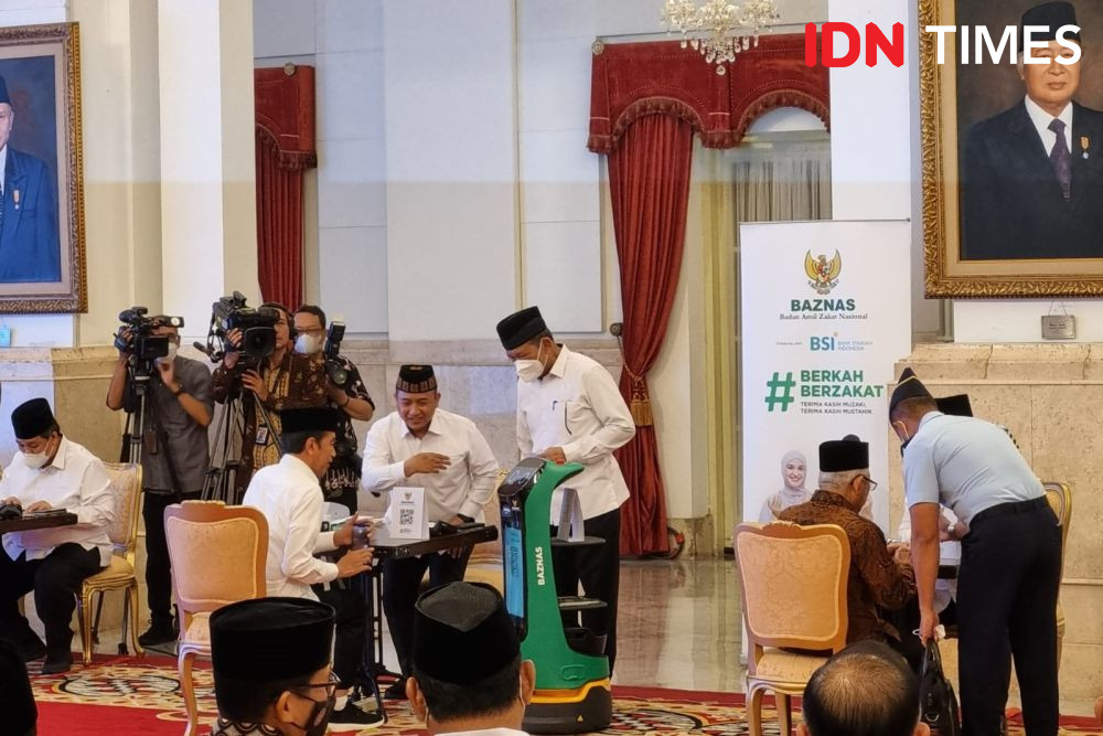 Jokowi Dan Ma'ruf Bayar Zakat Ke Baznas Pakai Robot