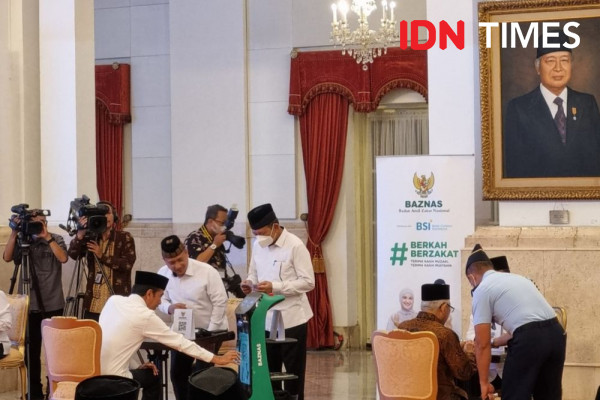 Jokowi dan Ma'ruf Bayar Zakat ke Baznas Pakai Robot di Istana