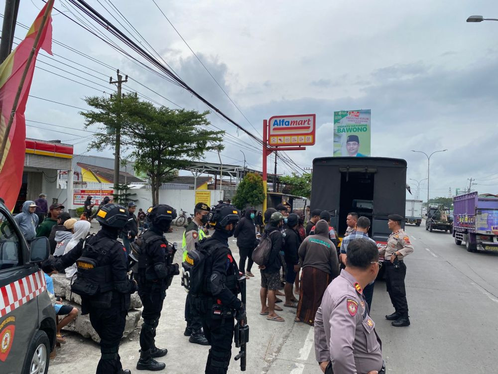 Salah Beli Tiket, Polisi Pulangkan Puluhan Bonek dari Semarang 