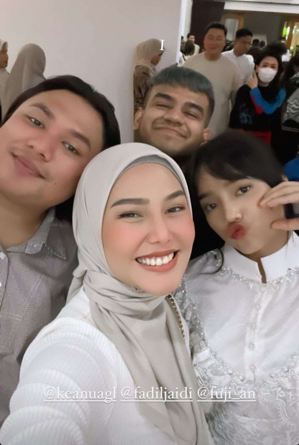 10 Potret Artis Yang Hadir Di Syukuran Rumah Baru Fuji