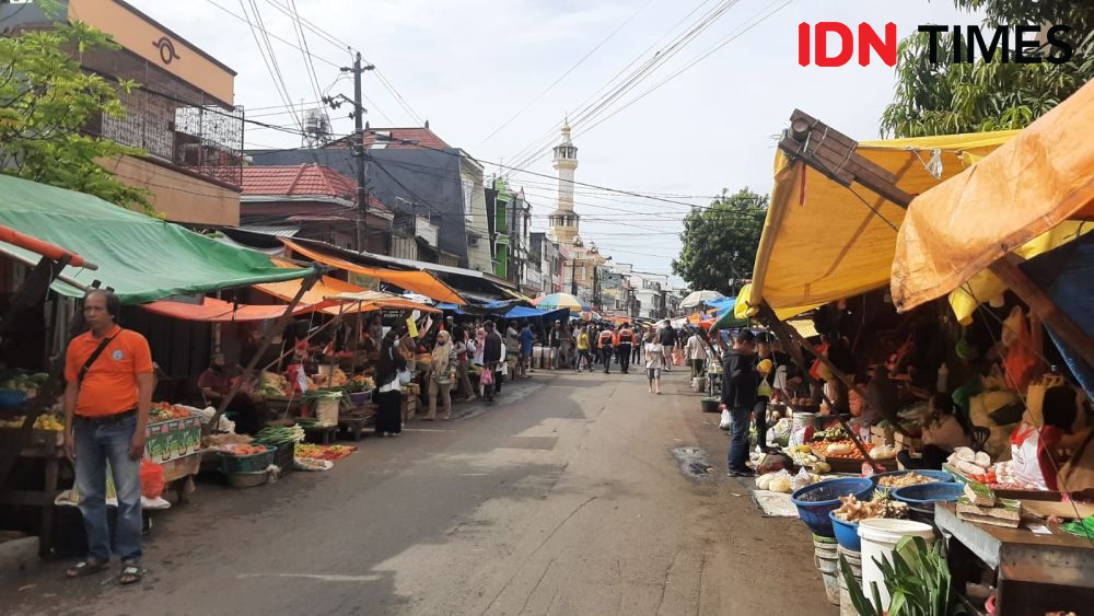 Sebelum Jokowi Tiba, Pedagang Pasar Terong Makassar Diberi Amplop BLT