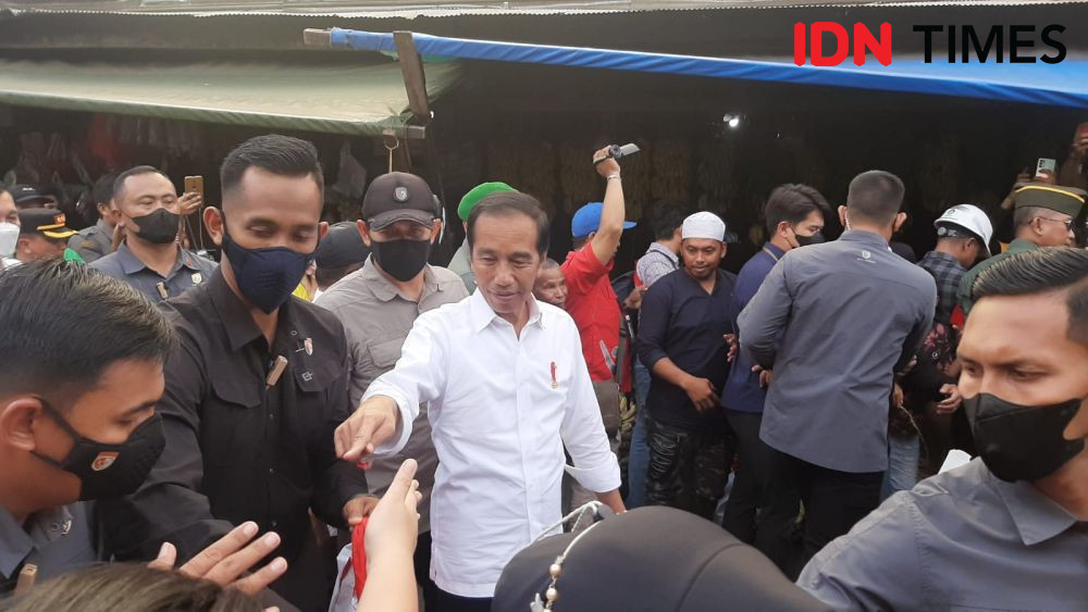 Curhat Pedagang Pasar di Makassar ke Jokowi: Harga Bawang Naik, Pak!