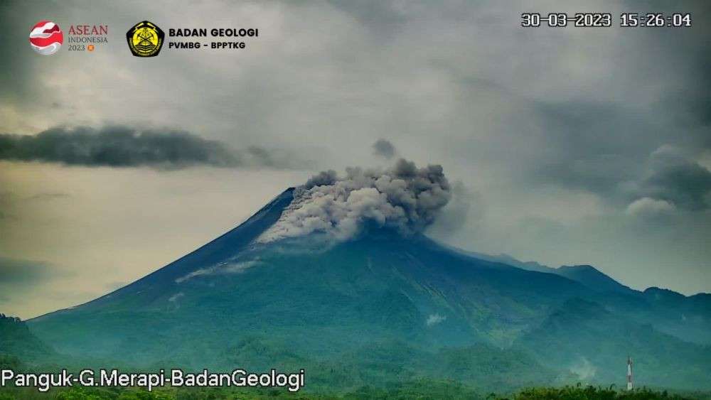 Gunung Merapi Luncurkan 2 Kali Awan Panas Guguran