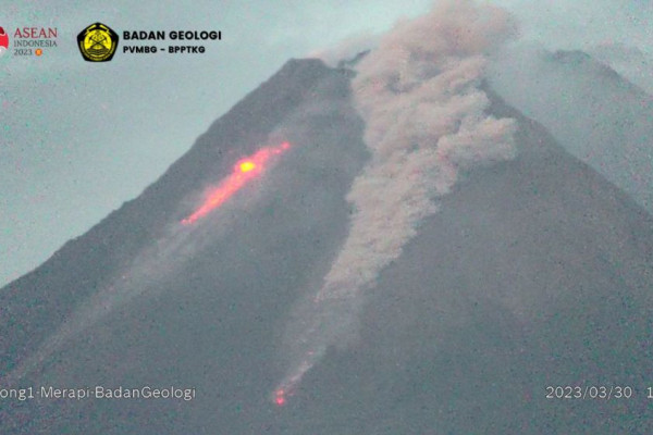 Gunung Merapi Luncurkan Dua Kali Awan Panas Guguran