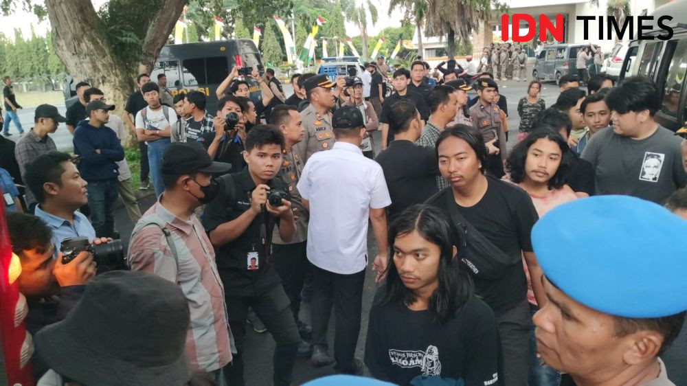Demo Mahasiswa Tolak UU Cipta Kerja di Lampung Ricuh dan Lempar Batu