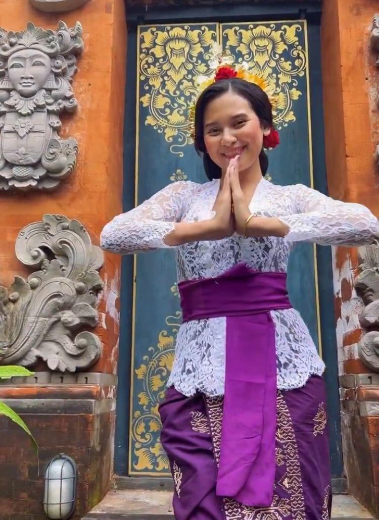 10 Pesona Indah Permatasari Memakai Baju Bali Luwes Menari