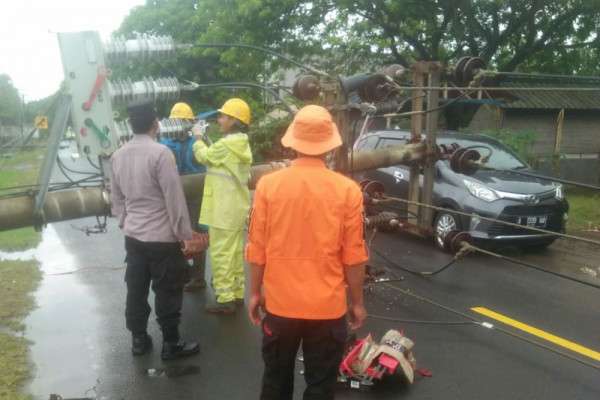 Hujan Deras Disertai Angin, 7 Tiang Listrik Roboh Ke Jalan