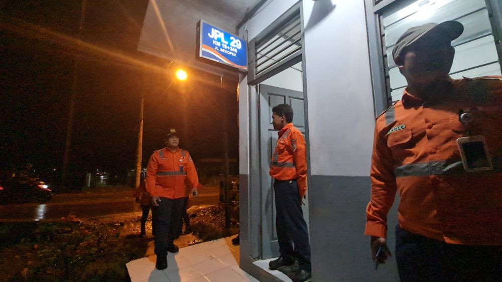 Daop 4 Semarang Larang Warga Ngabuburit di Jalur Rel KA, Bisa Didenda Rp15 Juta