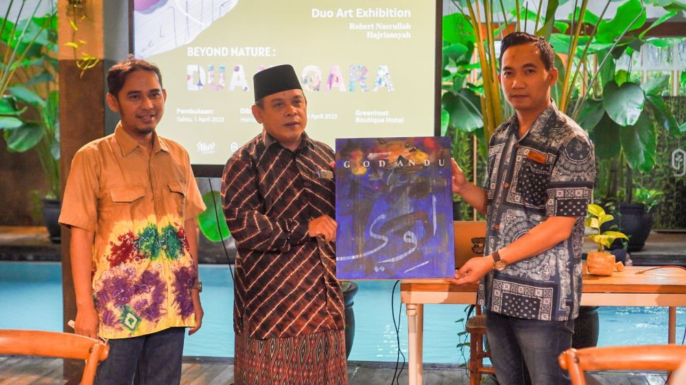 2 Seniman Nagara Adakan Pameran Lukisan Beyond Nature  