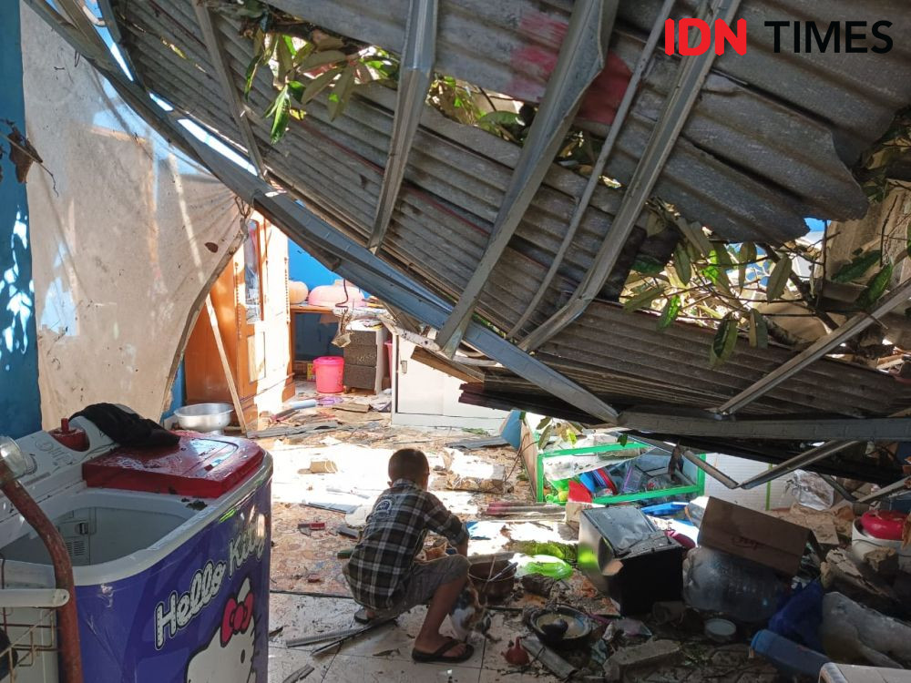 Angin Kencang dan Hujan Es Rusak Ratusan Rumah di Purwakarta