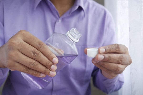 Manfaat Kumur Pakai Mouthwash setelah Gosok Gigi