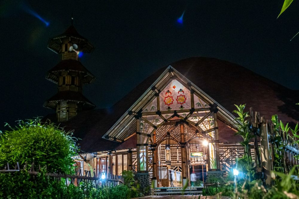 Mengenal Masjid Saka Buana, Masjid Bambu Terbesar di Indonesia