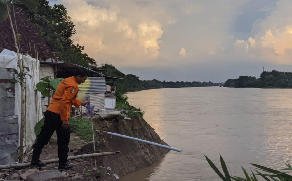 Tergerus Arus Sungai, Lima Rumah Warga Bojonegoro Terancam Longsor