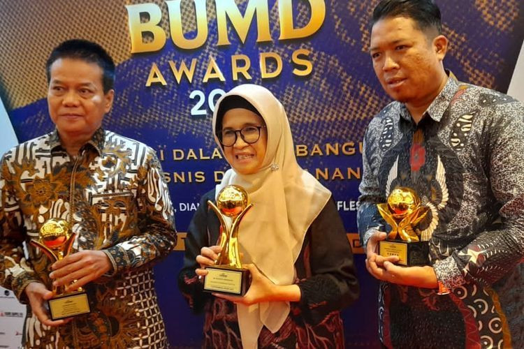 Wali Kota Siantar dan Dirut Perumda Tirta Uli Terima 3 Top BUMD Award